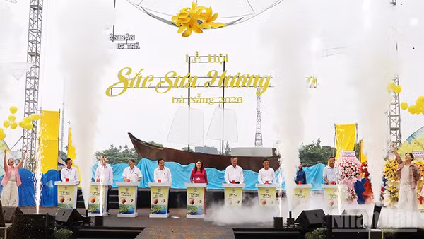 Các đại biểu bấm nút khai mạc Lễ hội “Sắc sưa Hương Trà-Đà Nẵng năm 2026”.