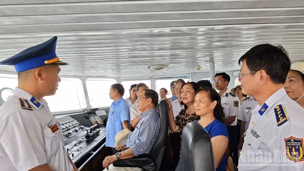 Đoàn cựu học viên khóa 1 Trường Sĩ quan Đặc công thăm tàu Cảnh sát biển.