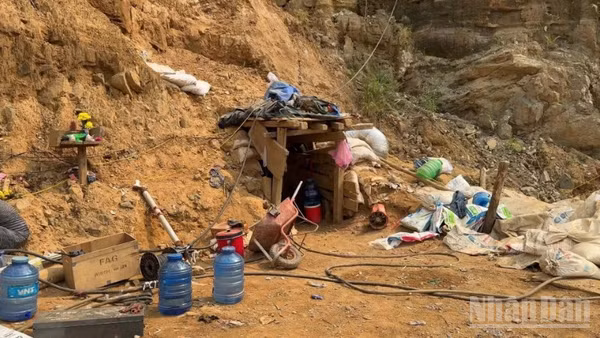 Tình trạng khai thác vàng trái phép diễn ra rầm rộ ở Hố Nước, thôn 5, xã Thạnh Bình, thành phố Đà Nẵng.