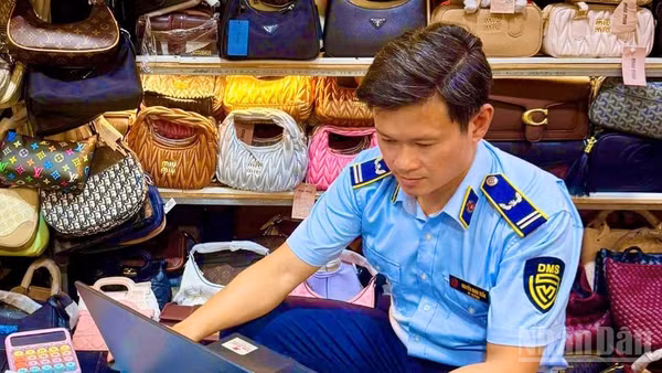 Chi cục Quản lý thị trường thành phố Đà Nẵng kiểm tra đột xuất 7 cơ sở kinh doanh tại phường Sơn Trà và Hội An, phát hiện số lượng lớn hàng hóa giả mạo nhãn hiệu, xử phạt hơn 215 triệu đồng, buộc tiêu hủy toàn bộ tang vật vi phạm. 