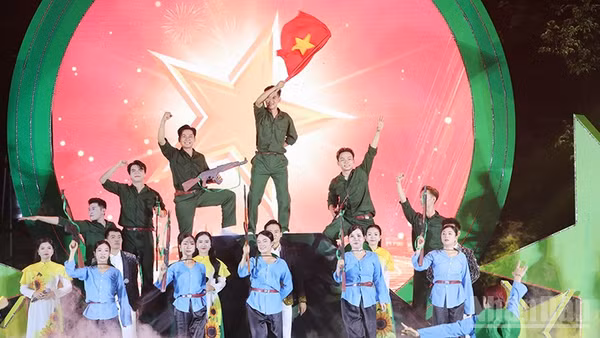 Những tiết mục nghệ thuật được dàn dựng công phu, đặc sắc, giàu cảm xúc, tái hiện những trang sử hào hùng của dân tộc, đồng thời tôn vinh vẻ đẹp quê hương.