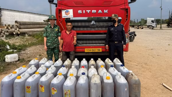 Tang vật khoảng 880 lít dầu diesel bị thu giữ. (Ảnh: Bộ đội Biên phòng thành phố Đà Nẵng).