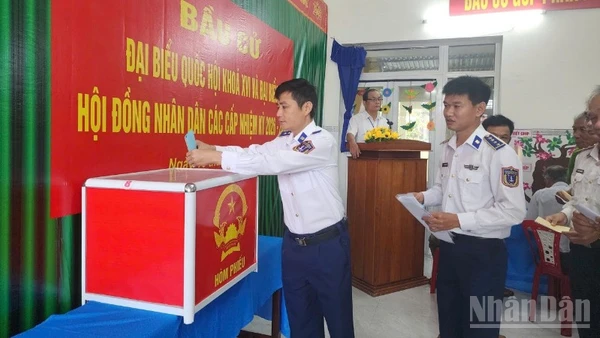 Cán bộ, chiến sĩ Vùng Cảnh sát biển 2 tham gia bầu cử.