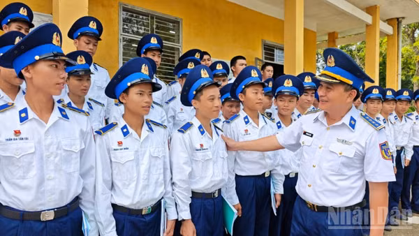 Đại tá Trương Bá Long, Phó Tư lệnh, Tham mưu trưởng Bộ Tư lệnh Vùng Cảnh sát biển 2 gặp gỡ, động viên chiến sĩ mới năm 2026.