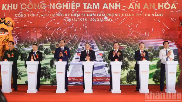 Các đại biểu bấm nút khởi công Dự án Đầu tư xây dựng và Khu công nghiệp Tam Anh-An An Hòa.