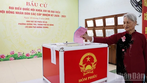 Cử tri Phan Thị Thao (sinh năm 1945), 60 năm tuổi Đảng là người đầu tiên bỏ phiếu bầu cử tại Tổ dân phố Hương Trung, phường Hương Trà, thành phố Đà Nẵng.