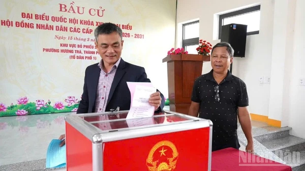 Bí thư Đảng ủy phường Hương Trà, thành phố Đà Nẵng Phạm Hoàng Đức thực hiện bỏ phiếu thử.