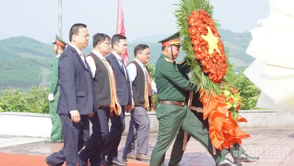 Dâng hoa kỷ niệm 55 năm Chiến thắng Đồn Xã Đốc tại Di tích lịch sử Chiến thắng Đồn Xã Đốc.