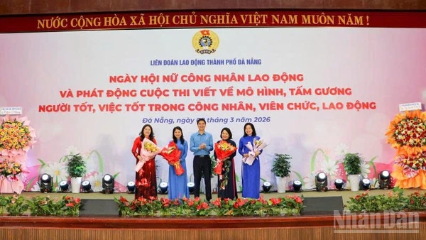 Đại diện cho nữ cán bộ công đoàn, nữ đoàn viên, người lao động thành phố Đà Nẵng nhận hoa chúc mừng từ Thường trực Tổng Liên đoàn Lao động Việt Nam.