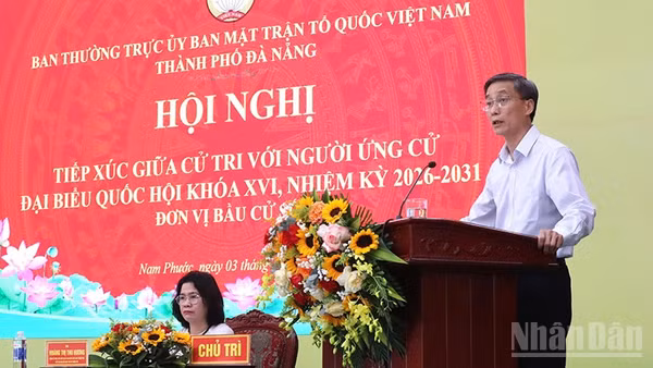 Ông Nguyễn Khánh Ngọc, Chủ tịch Trung ương Hội Luật gia Việt Nam trình bày chương trình hành động tại hội nghị.