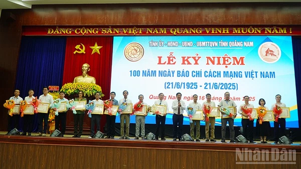 Bí thư Tỉnh ủy Quảng Nam Lương Nguyễn Minh Triết tặng Bằng khen cho các tập thể vì đã có thành tích tiêu biểu xuất sắc trong hoạt động báo chí trên địa bàn tỉnh Quảng Nam.