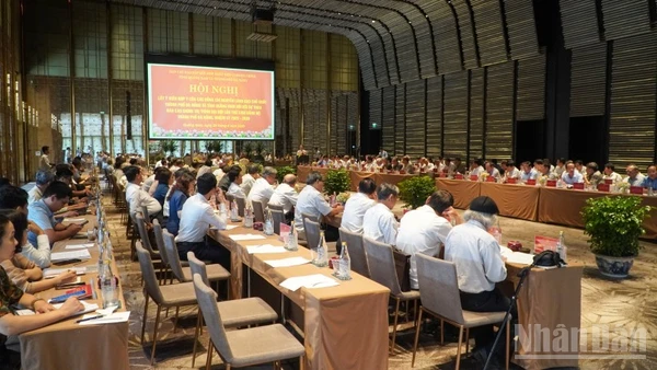 Quảng cảnh Hội nghị lấy ý kiến góp ý của các đồng chí nguyên lãnh đạo chủ chốt thành phố Đà Nẵng và tỉnh Quảng Nam đối với dự thảo Báo cáo chính trị trình Đại hội lần thứ XXIII Đảng bộ thành phố Đà Nẵng, nhiệm kỳ 2025-2030.