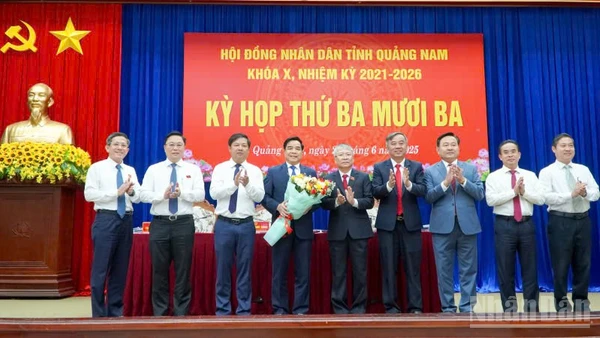 Lãnh đạo tỉnh Quảng Nam tặng hoa cho Chủ tịch Ủy ban nhân dân tỉnh Quảng Nam Lê Văn Dũng.