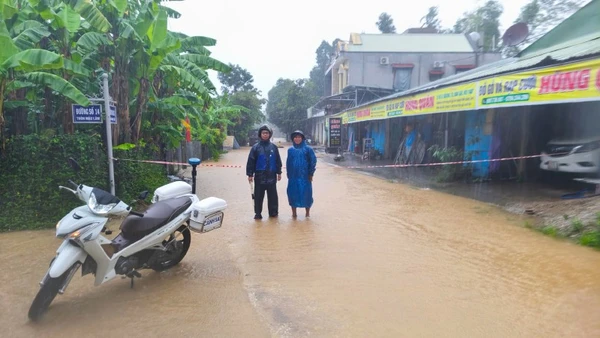 Các lực lượng chức năng của xã Đại Hưng, huyện Đại Lộc, tỉnh Quảng Nam tổ chức chốt chặn ở những vị trí xung yếu.