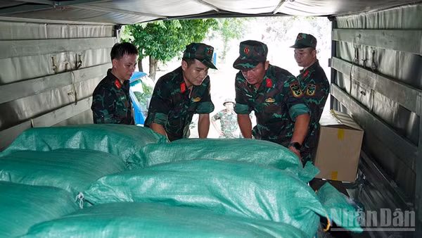 6 tấn gạo hỗ trợ người dân trên địa bàn Ban Chỉ huy phòng thủ khu vực 2-Thạnh Mỹ và Ban Chỉ huy phòng thủ khu vực 3-Trà My.