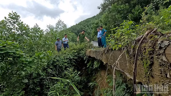 Chính quyền xã Trà Đốc kiểm tra các điểm có nguy cơ sạt lở cao trên địa bàn.