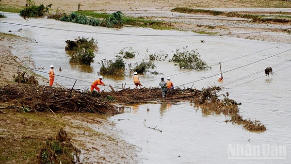 EVNCPC nỗ lực khắc phục sự cố điện, khôi phục cấp điện an toàn cho người dân sau lũ.