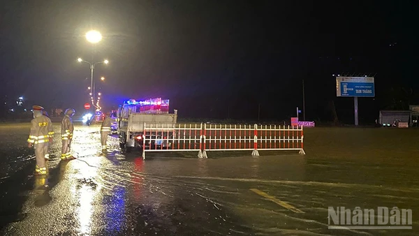 Phòng Cảnh sát giao thông đã triển khai lực lượng phân luồng giao thông trên tuyến Quốc lộ 1A nhằm bảo đảm an toàn và thông suốt trên tuyến.