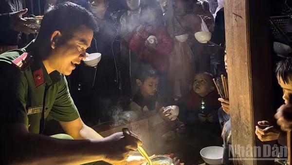 Cán bộ, chiến sĩ Công an xã Trà Leng vào bếp nấu mì tôm để đồng bào ăn ấm bụng, ngủ an toàn.