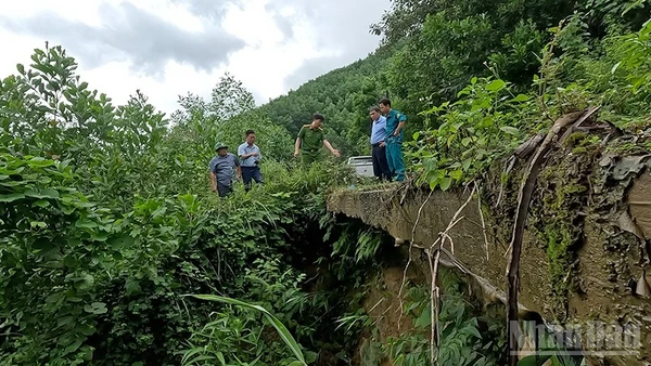Chính quyền xã Trà Đốc kiểm tra các điểm có nguy cơ sạt lở cao trên địa bàn.