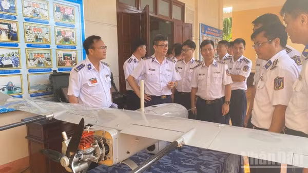 Các đại biểu tham quan phương tiện không người lái (UAV). (Ảnh: Vùng Cảnh sát biển 2)