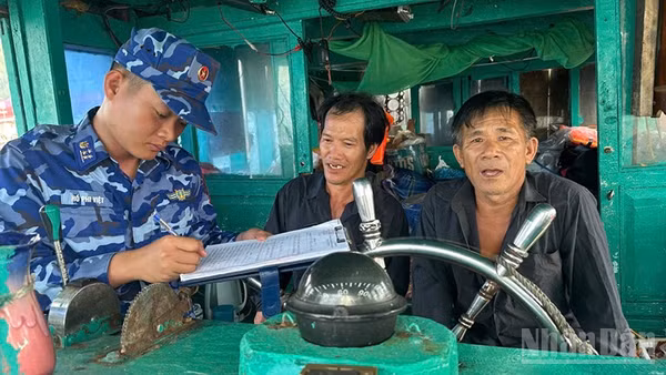 Cán bộ Vùng Cảnh sát biển 2 lập biên bản hành vi vi phạm IUU của tàu cá BV-92580-TS. (Ảnh: Vùng Cảnh sát biển 2)