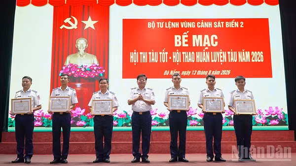Thiếu tướng Trần Quang Tuấn, Tư lệnh Vùng Cảnh sát biển 2 trao giải cho các đơn vị, cá nhân đạt giải tại hội thi, hội thao.