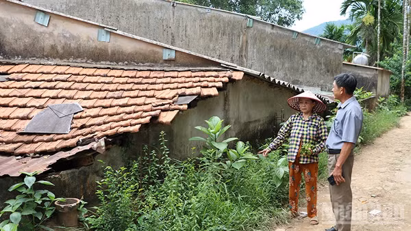 Bà Huỳnh Thị Nghĩa ở khu dân cư tổ 4, thôn Bồng Miêu, xã Phú Ninh luôn thấp thỏm nỗi lo sạt lở.