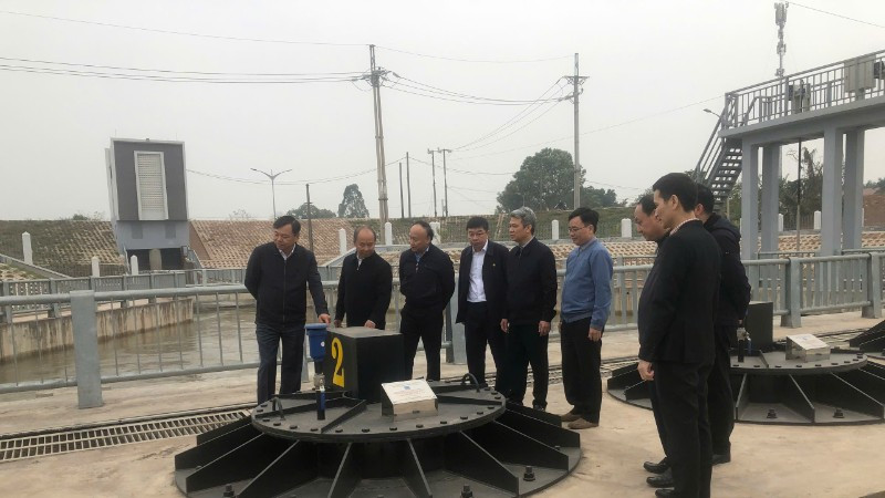 Đoàn công tác của Bộ Nông nghiệp và Môi trường kiểm tra lấy nước tại trạm bơm Phù Sa, thành phố Hà Nội.