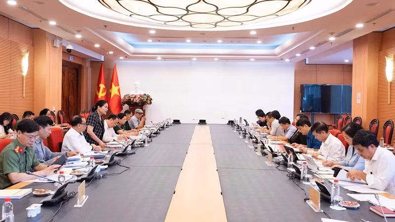 Thứ trưởng Nội vụ Nguyễn Thị Hà phát biểu ý kiến tại phiên họp.