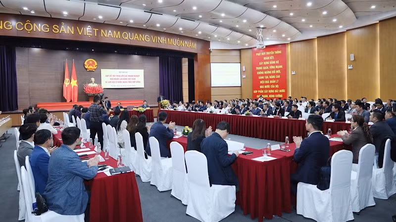 Gặp gỡ, đối thoại nhằm tháo gỡ khó khăn cho các doanh nghiệp đưa người lao động Việt Nam đi làm việc ở nước ngoài theo hợp đồng.