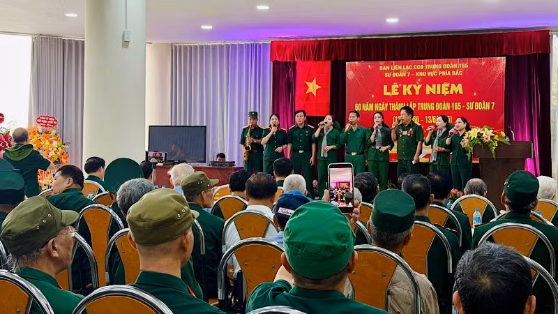 Tiết mục văn nghệ của các cựu chiến binh thuộc Trung đoàn 165, Sư đoàn 7 khu vực phía bắc tại lễ kỷ niệm 60 năm ngày thành lập.