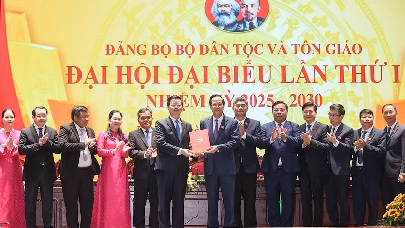 ptt-mai-van-chinh-trao.jpg