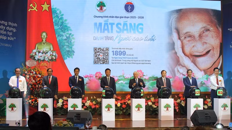 Đại diện các đồng chí lãnh đạo Đảng, Nhà nước, ban, bộ, ngành bấm nút phát động Tháng hành động vì người cao tuổi Việt Nam năm 2025.