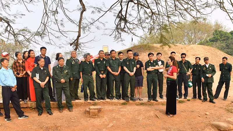 Các cựu chiến binh tham quan Khu di tích lịch sử chiến trường Điện Biên Phủ. (Ảnh: NGUYỄN ĐĂNG)