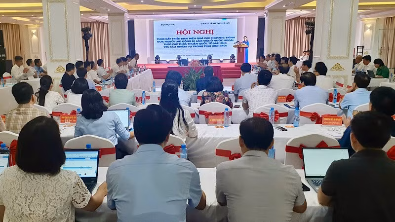 Toàn cảnh hội nghị "Thúc đẩy triển khai hiệu quả các chương trình đưa người lao động đi làm việc ở nước ngoài".