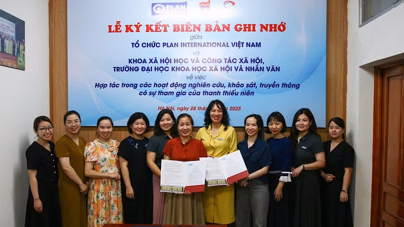 Lễ ký kết Biên bản ghi nhớ hợp tác giữa hai đơn vị. Ảnh: Plan International Việt Nam.