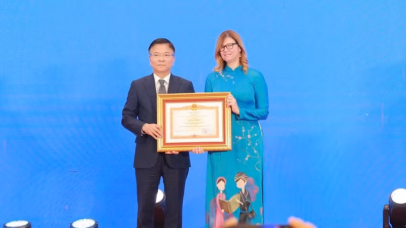 trao-bang-khen-cho-unicef.jpg