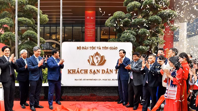 Lãnh đạo Bộ Dân tộc và Tôn giáo và các đại biểu tại Lễ khánh thành Khách sạn Dân tộc. 