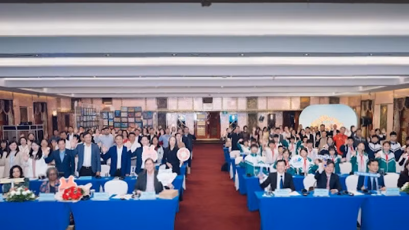 Học sinh tại trường tiểu học Thụy Lâm A, xã Thư Lâm (Hà Nội) thuộc Dự án phòng, chống đuối nước trẻ em giai đoạn 2018-2025, cùng các đại biểu tham gia tại Hội nghị.