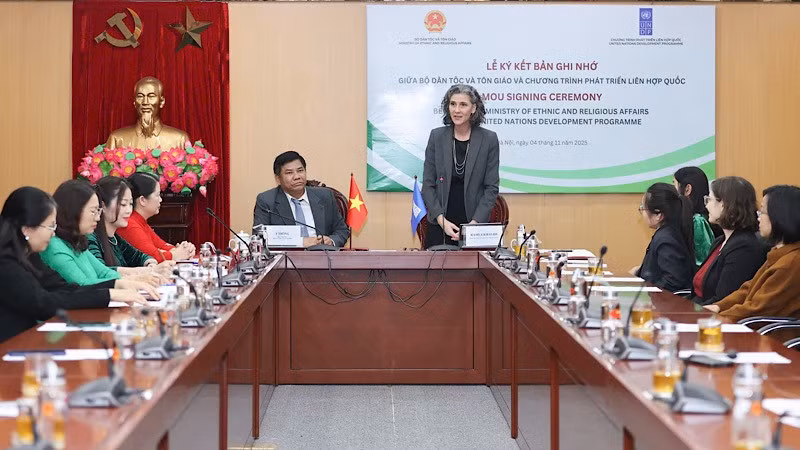 Trưởng đại diện Thường trú Chương trình Phát triển Liên hợp quốc (UNDP), bà Ramla Khalidi phát biểu tại Lễ ký kết. 