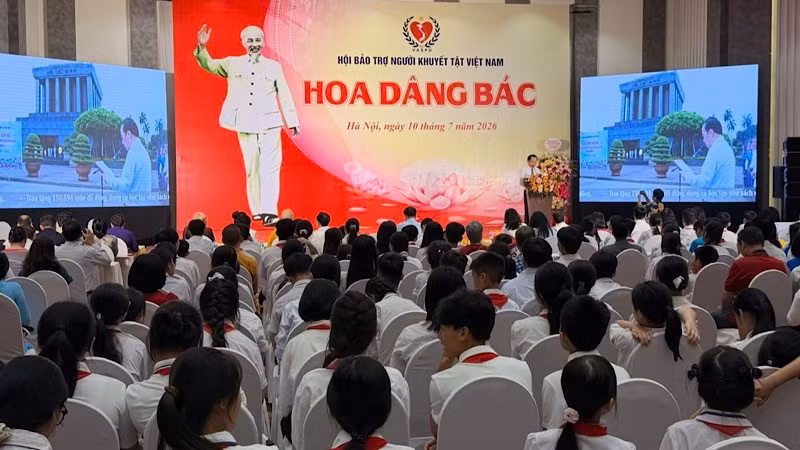 170 đại biểu là trẻ em mồ côi, trẻ em bị bỏ rơi tiêu biểu trên cả nước về dự Chương trình "Hoa dâng Bác".