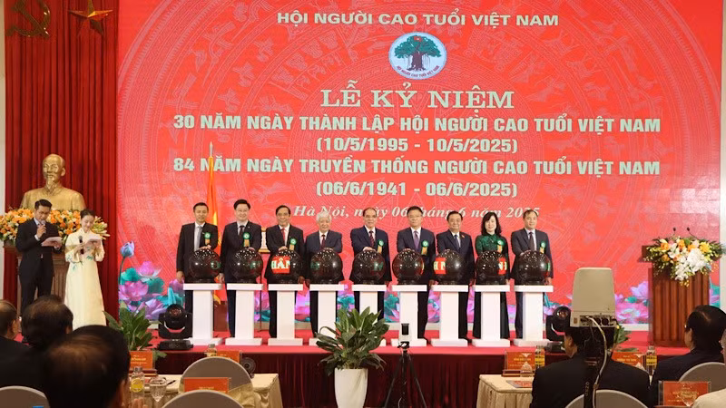 Đại diện các lãnh đạo bấm nút khởi động Chương trình nhân đạo "Mắt sáng cho người cao tuổi".
