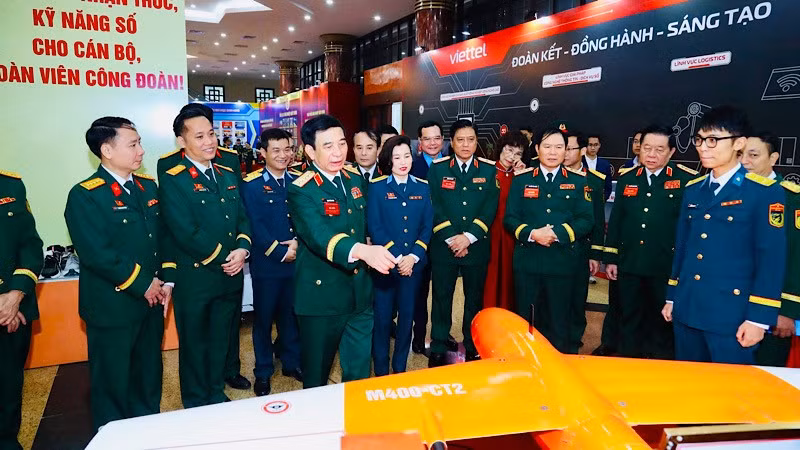 dai-tuong-pvg-va-cac-dai-bieu-di-tham-trien-lam-cd-quan-doi.jpg