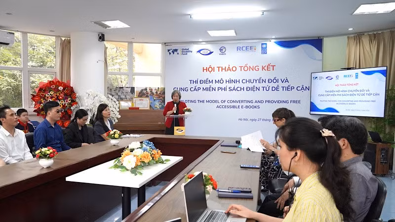 Toàn cảnh Hội thảo tổng kết thí điểm mô hình chuyển đổi và cung cấp miễn phí sách giáo khoa điện tử dễ tiếp cận cho học sinh khuyết tật chữ in.