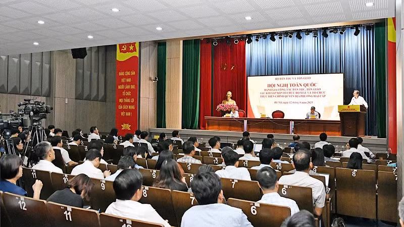 Toàn cảnh Hội nghị đánh giá công tác dân tộc, tôn giáo sau khi sắp xếp tổ chức bộ máy và tổ chức thực hiện chính quyền địa phương hai cấp,