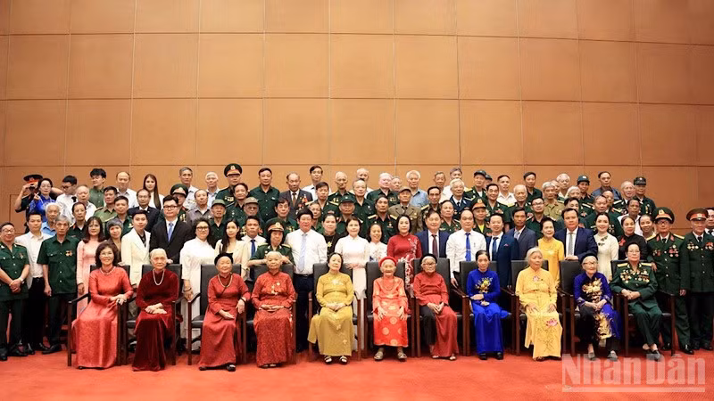 Phó Chủ tịch Quốc hội Nguyễn Thị Thanh hỏi thăm ân cần các Mẹ Việt Nam Anh hùng tại buổi gặp mặt. 