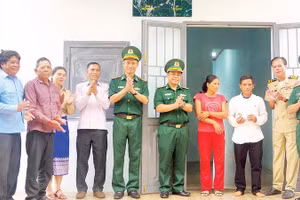 Đoàn công tác Bộ đội Biên phòng tỉnh Gia Lai bàn giao “Nhà hữu nghị” tặng gia đình chị Puih Vêu, xã Pó Nhầy (huyện Ozadao, tỉnh Ratanakiri, Vương quốc Campuchia).