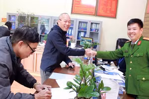 Nụ cười hài lòng của người dân khi làm việc với đồng chí Ngô Tuấn Đạt.
