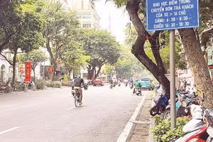 Điểm trung chuyển đón, trả khách trên phố Bà Triệu (Ảnh TRÍ DŨNG)